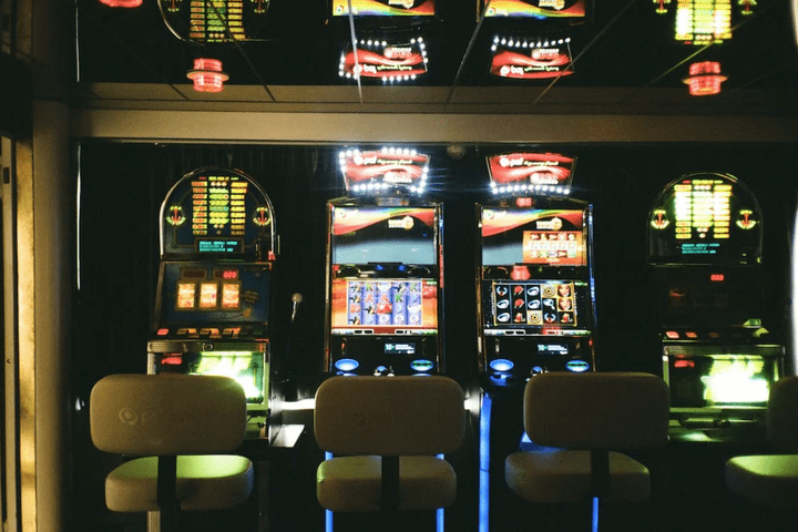 Zarandear una máquina de un salón de juegos constituye delito de estafa 