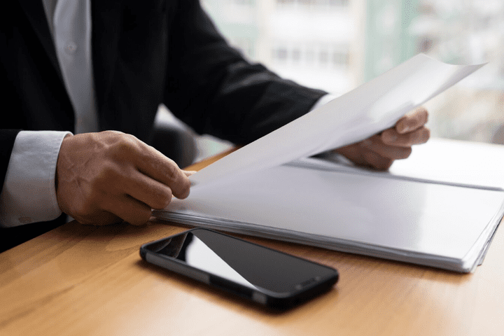 agentes inmobiliarios que realizan un Máster de Abogacía